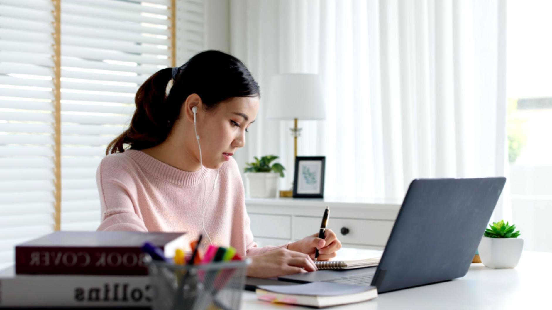 Professionista che lavora su analisi di budget